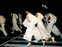 御斯葉下ろしで疾走する神職