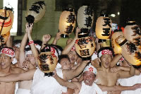 西中区梯団道中の練りの写真